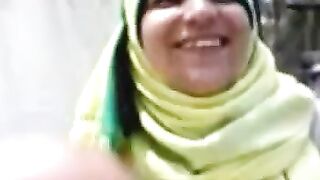 صاحبة الحجاب الاصفر - مص زب في العامة مصري